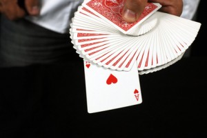 Comment apprendre des tours de magie avec des cartes
